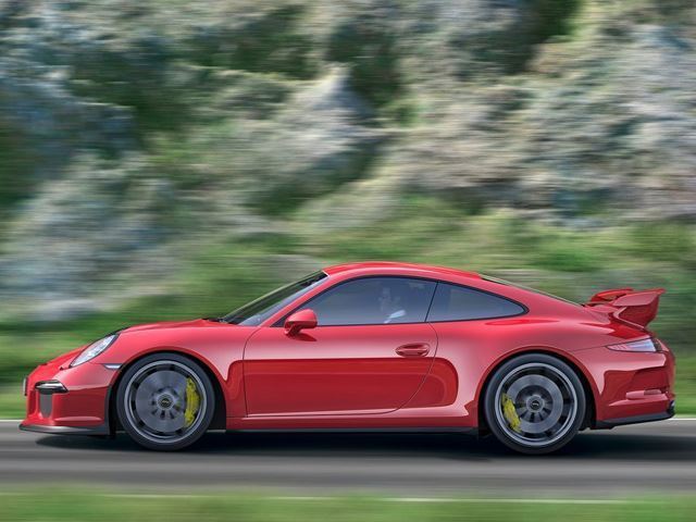 Видео: Porsche 911 GT3 против Nissan GT-R